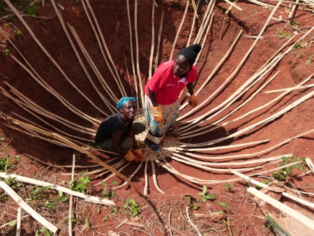 Foto: Frauen beim Weben. Foto: Frauen beim Weben.